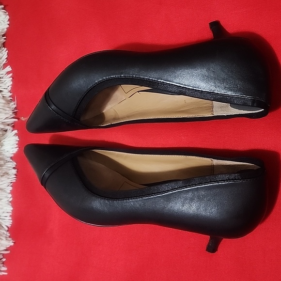 Vionic Women's Classic Black Pointed Flats - Picture 6 of 12